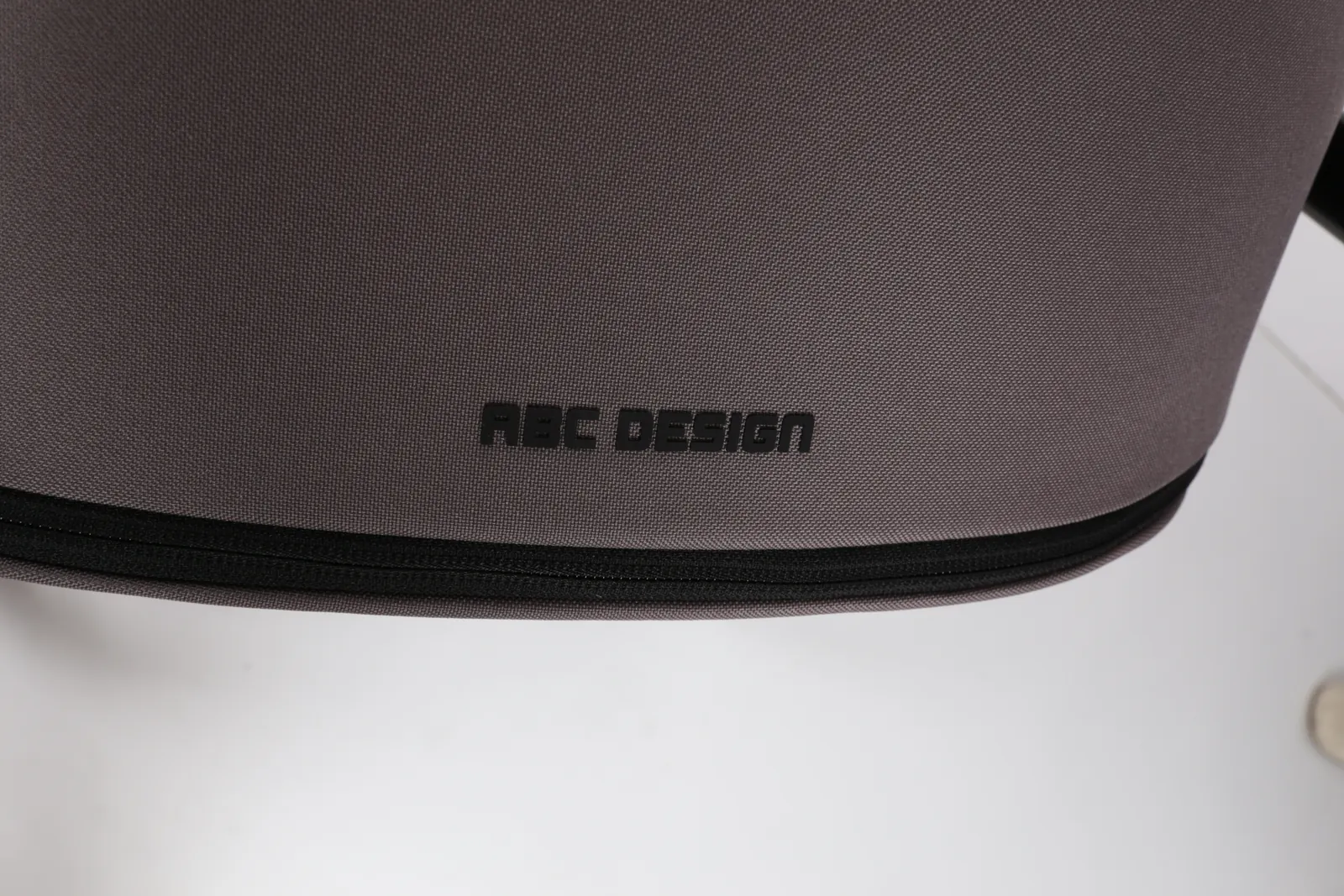 הלוגו של ABC Design רקום על הבד